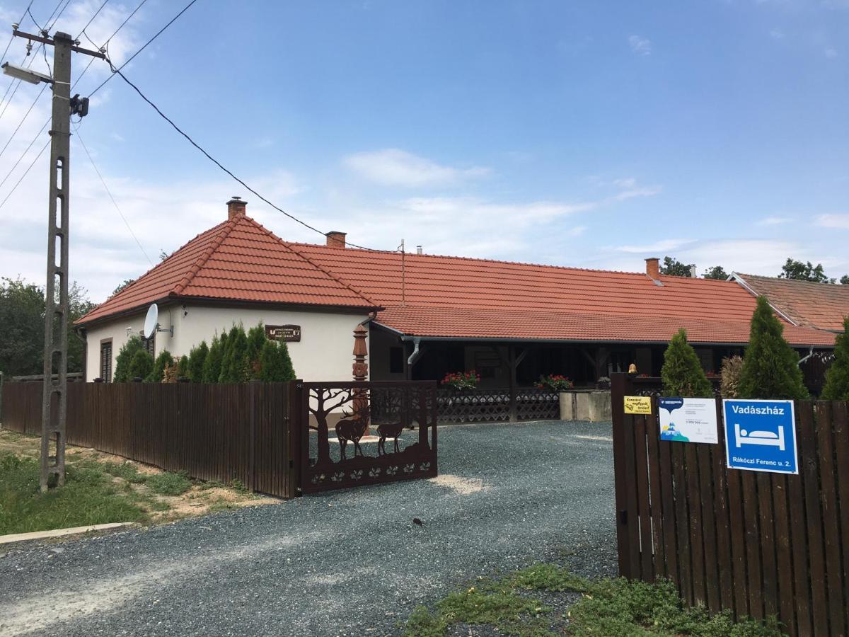 Vadaszhaz Hotel Egyhazasradoc Zewnętrze zdjęcie