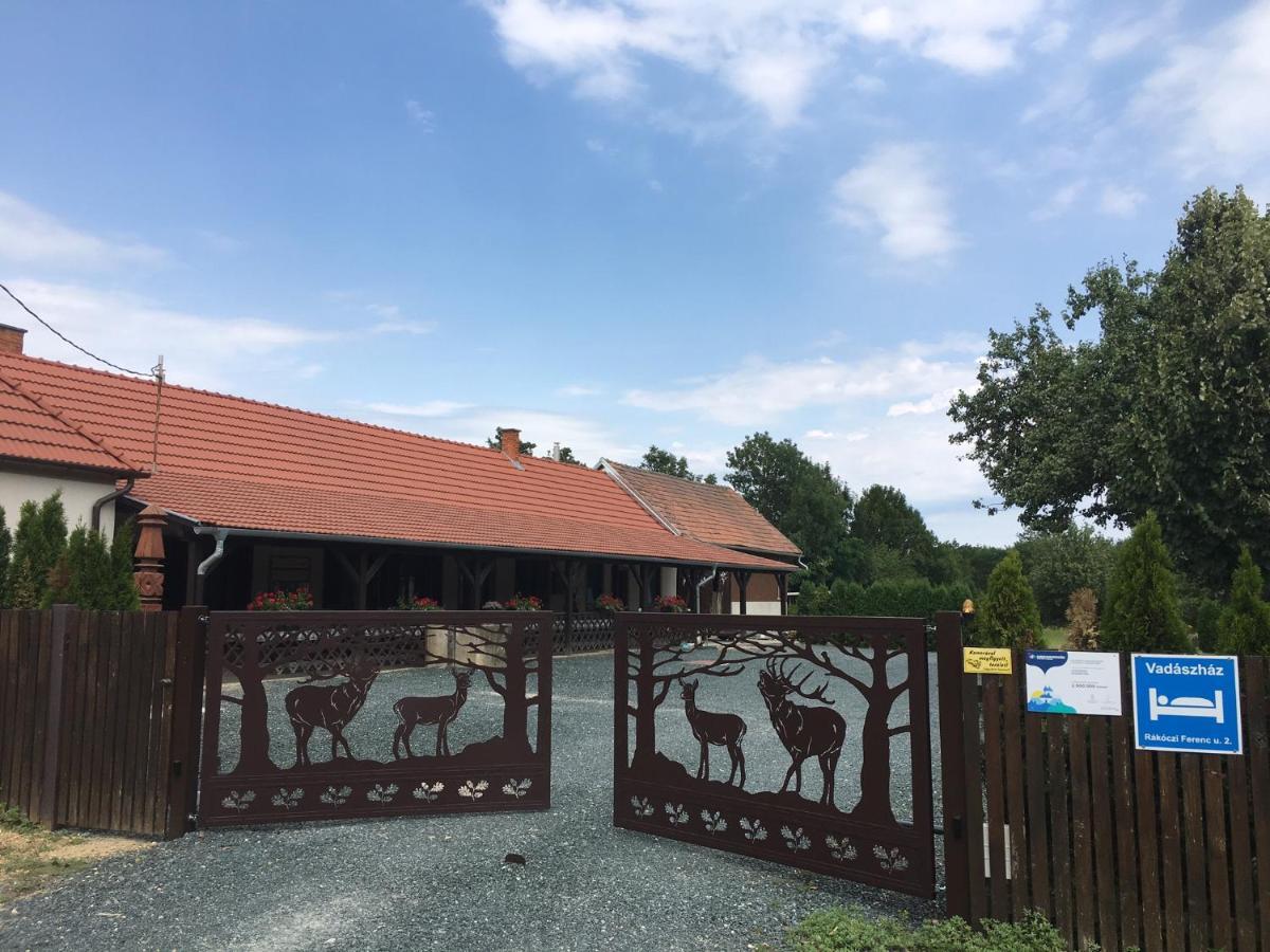 Vadaszhaz Hotel Egyhazasradoc Zewnętrze zdjęcie